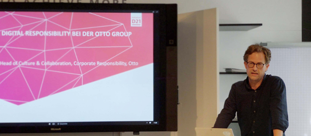 Stephan Engel trägt neben Bildschirm über "CDR bei Otto" vor