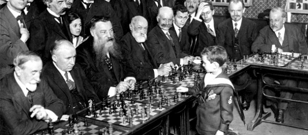 Samuel Reshevsky als Kind beim Simultan-SchachVon Kadel & Herbert - The New York Times photo archive, via their online store, here.Larger version from ChessTheory.com, Gemeinfrei, https://commons.wikimedia.org/w/index.php?curid=2948038